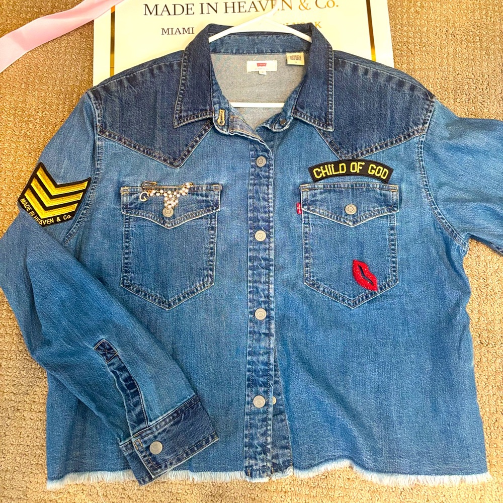 Levi’s Denim Shirt by Made in Heaven with Patch work and Pins sz M NWT 💕
